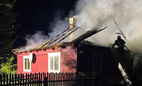 Залишились без даху: в селі Сарненського району горів будинок