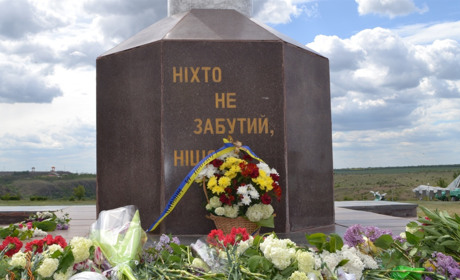 На мемориале 9 мая: без людей, но с цветами (фоторепортаж)