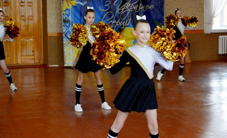 Які команди представлять громаду на районному етапі «Пліч-о-пліч» з футболу та черлідингу