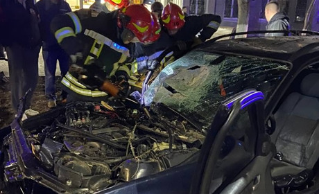 У Жовтих Водах BMW вилетів з дороги та врізався в опору: є постраждалі