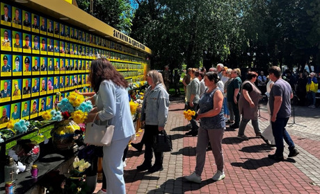 У Старокостянтинові вшанували Героїв України: громада об’єдналася у пам’яті, вдячності та підтримці