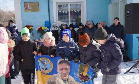 Щоб пам’ятали. У Завадинцях встановили меморіальну дошку на честь загиблого Героя Богдана Дикунця