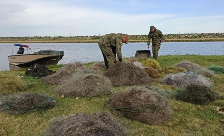 На Херсонщині працівники водної поліції виявили 2 кілометри браконьєрських сіток