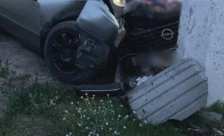 Нічне ДТП у Ніжині: водій врізався в електроопору