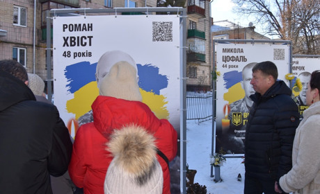 В День Героїв Небесної Сотні у Звягелі відкрили нові стели на Алеї пам'яті