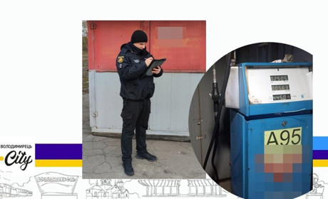 У Зарічному поліцейські викрили нелегальну АЗС та вилучили 4 тонни пального