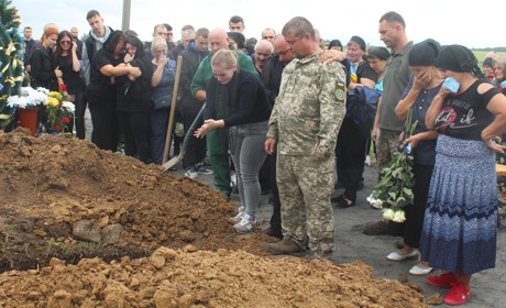 Прощання із Героєм у Городку. Плакало навіть небо, а над домівкою Владислава кружляли лелеки