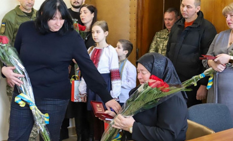 Семьям измаильских героев-защитников вручили награди за мужество от Президента Украины