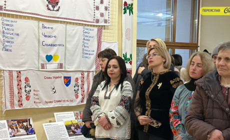 Всеукраїнська виставка "Рушник надії" від родин полонених і зниклих безвісти воїнів діє у Переяславі