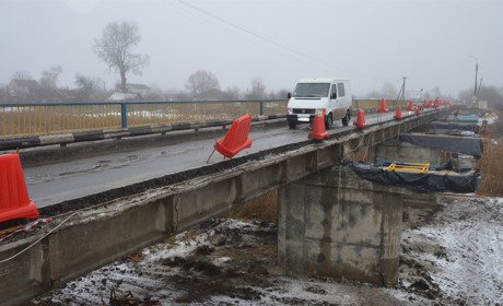 Біля сватівського мосту, який ремонтується, сталися ще дві пригоди