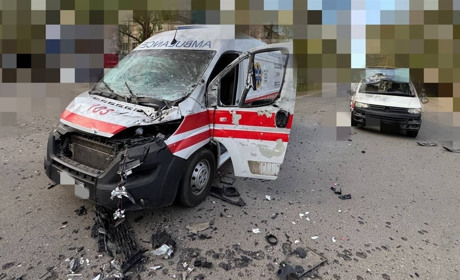 У Херсоні дрон влучив в авто з людьми: загинув чоловік, п’ятеро поранені