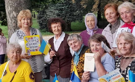 Зібралися у тіні дерев. Для людей старшого віку в Глухові провели лекцію до Дня Незалежності України