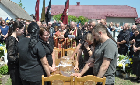 Староягільничани провели в дорогу вічності полеглого Героя-односельця Катинського Тараса