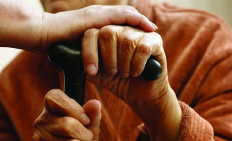 Допомога по догляду за особами, які цього потребують: хто та як може її отримати під час війни