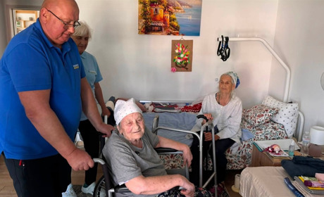 Двох старших жінок евакуювали із зони бойових дій на Херсонщині: де вони житимуть