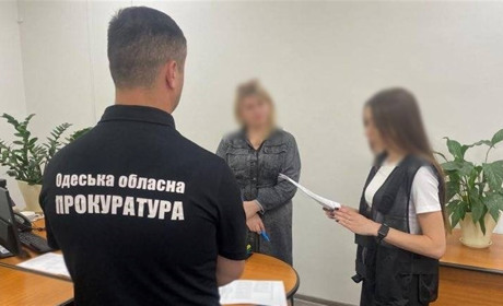 За 5 тис доларів обіцяла вплинути на вирішення питання: підозрюють посадовицю податкової Одещини