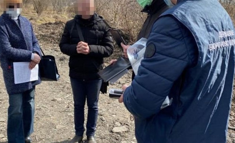 На Хмельниччині поліцейському, який взяв хабаря за наркотики світить до 10 років у в’язниці