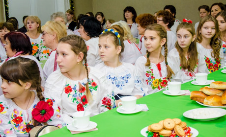 На вечорницях у Сватовому школярів пригощали пиріжками і вчили танцювати гопака