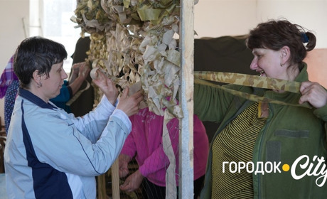 П'ятнадцять маскувальних сіток за три місяці. Як мешканки села Жищинці підтримують ЗСУ