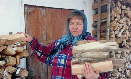 Як соцпрацівники терцентру Звягеля допомагають підопічним в умовах морозу і відключень світла