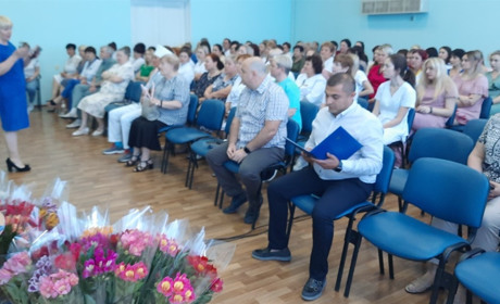 В Южноукраїнську медики отримали Грамоти, привітання, квіти, гроші та поцілунки (ФОТО)