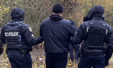 На Чернігівщині затримали чоловіка, який закопав зброю та наркотики: подробиці справи