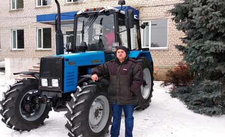 Сватівський професійний аграрний ліцей отримав новий трактор: для чого він навчальному закладу 