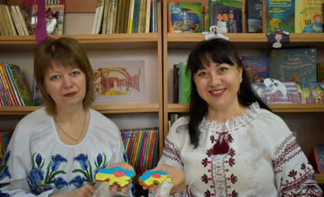 У Жмеринці працівники закладів культури розфарбували імбирне печиво для українських захисників
