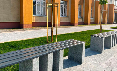 В Барі на площі біля бібліотеки поставили лавки: барчани вже їх тестують. Фото