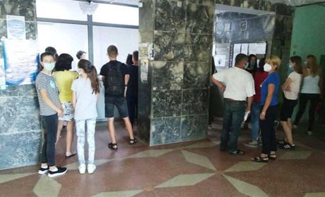 Щоб здати аналізи для ПЛР обстеження, треба відстояти чергу біля ізолятора Сокальської поліклініки
