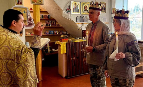 Закохані військові повінчалися у вишиванках від переяславських майстринь ФОТО