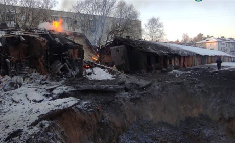Шосткинські рятувальники показали, як гасили пожежу викликану ударом ракети по місту (відео)