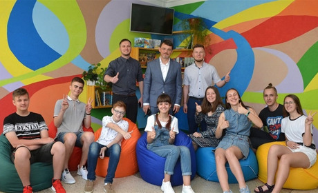 У Вараші учні та місцеві ентузіасти створили у першій школі новий читальний куточок