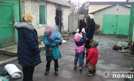 Поліцейські вилучили чотирьох дітей, залишених батьками напризволяще