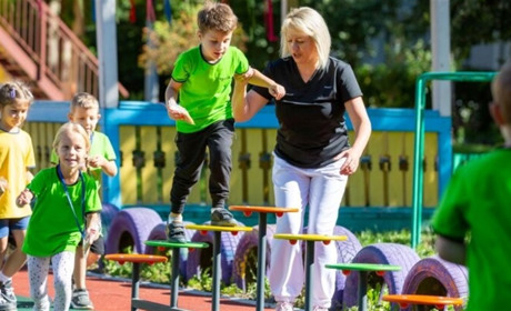 Дитячий садок, де малюки грають у гольф та займаються кінним спортом