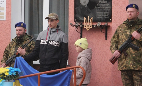 У Калинівці відкрили пам’ятну дошку на честь загиблого воїна Нацгвардії