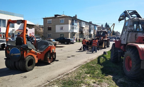 У Сватовому на площі 50-річчя Перемоги другий день викорчовують дерева: Для чого і що там буде