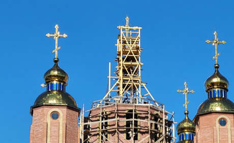 Обнова для собору святого князя Володимира у Чорткові: і п’ятий – головний хрест – вже нагорі!
