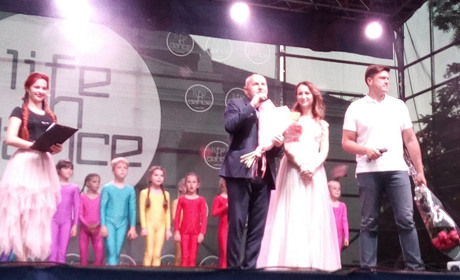 Подарунки, концерти, гречка, перерізання стрічок