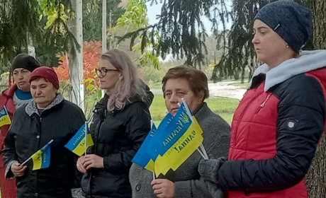 Жителі Землянки Березівської громади вийшли на акцію вшанування полеглих хвилиною мовчання