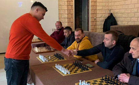 Юний гросмейстер з Чорткова провів благодійний сеанс гри в шахи на 12-ти дошках, отримавши перемогу