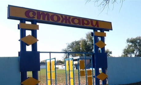 У Преображенному, що на Сватівщині, місцеві мешканці власними силами ремонтують стадіон: подробиці