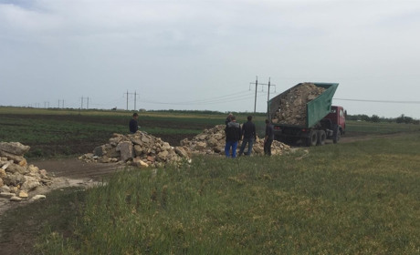 В Повстанському почали розчищати територію "Сільгосптехніки:" відходами засипають ґрунтові дороги