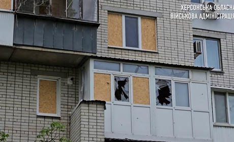 Через ворожі обстріли на Херсонщині пошкоджені житлові будинки, адмінбудівля та автівка