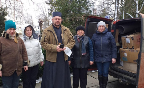 Смаколики і медикаменти відправили захисникам на Схід кіцманські волонтери