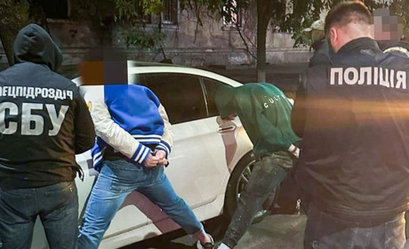 Затримали: банда з Одеси тримала своїх жертв у клітці та вимагала гроші у підприємців