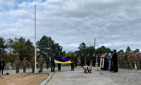 У Вараші помолились над могилами загиблих героїв та підняли прапор