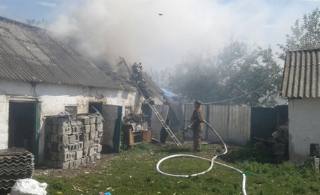 У Нижній Дуванці на Покровській загорівся дах на господарчій будівлі