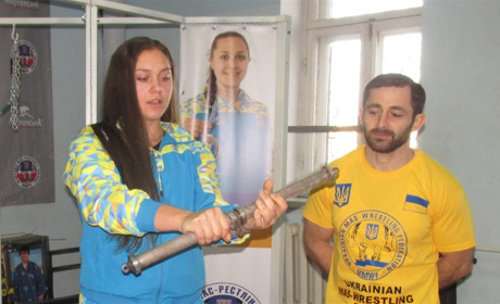 Оля из Мелитополя стала амбассадором благодаря... палке для мас-рестлинга