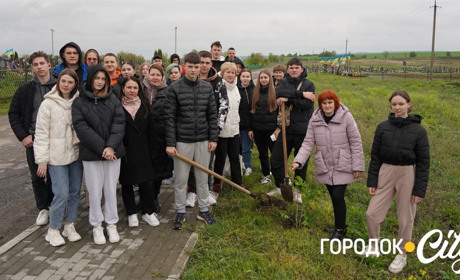Для майбутніх поколінь. Випускники-2024 Городоцького ліцею №1 посадили калину на Алеї Слави